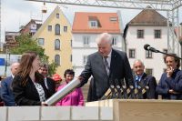 01 miprae seehofer befuellt zeitkapsel mit muenzbeutel